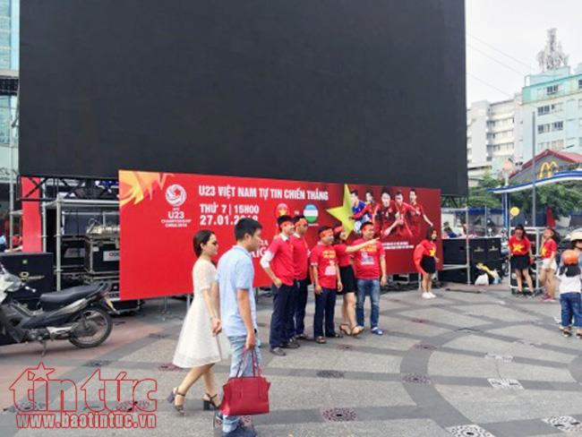 Mỏi tay bán cờ, áo cổ vũ U23 Việt Nam ảnh 8